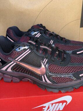 NEW Nike Zoom Vomero 5 Black Burgundy Crush Team Red IB8929-002 Women Size 7